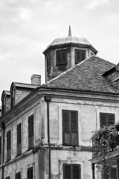 Black and white photograph of beautiful and historic architecture in the French Quarter of New Orleans.