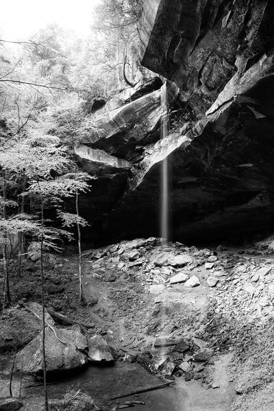 Black and white photograph of Yahoo Falls and the vast natural rock overhang that acted as a shelter for native people up to 9,000 years ago.