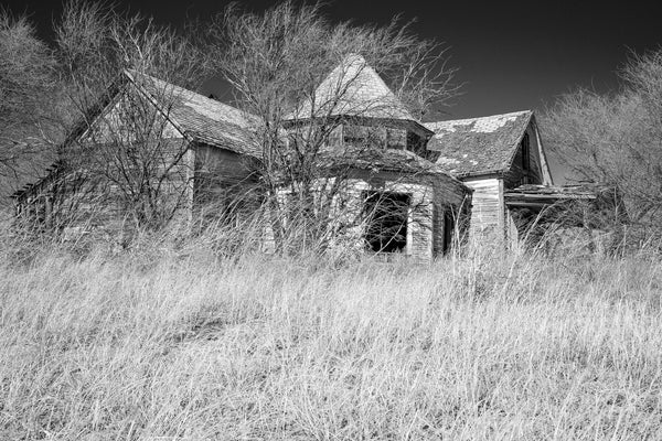 Black and white photograph of the ruins of an abandoned house in an Oklahoma ghost town. 