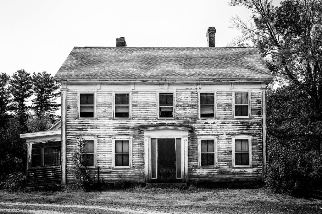 Black and white photograph of a big vacant New Hampshire farmhouse built in 1868.